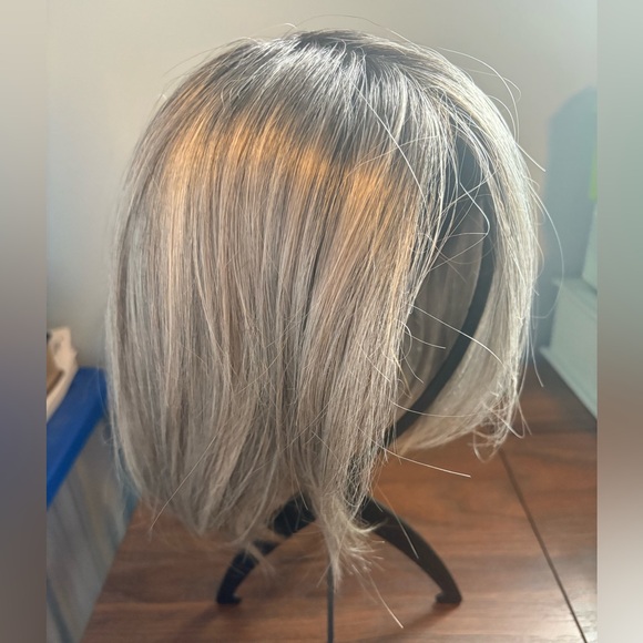 Heat Resistant Grey Women's Wig with Salt and Pepper Style - Picture 5 of 7